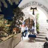 Lui lavora nell�atrio della palazzina in cui abita, dove tra un presepe da lui realizzato ed esposto tutto l�anno...